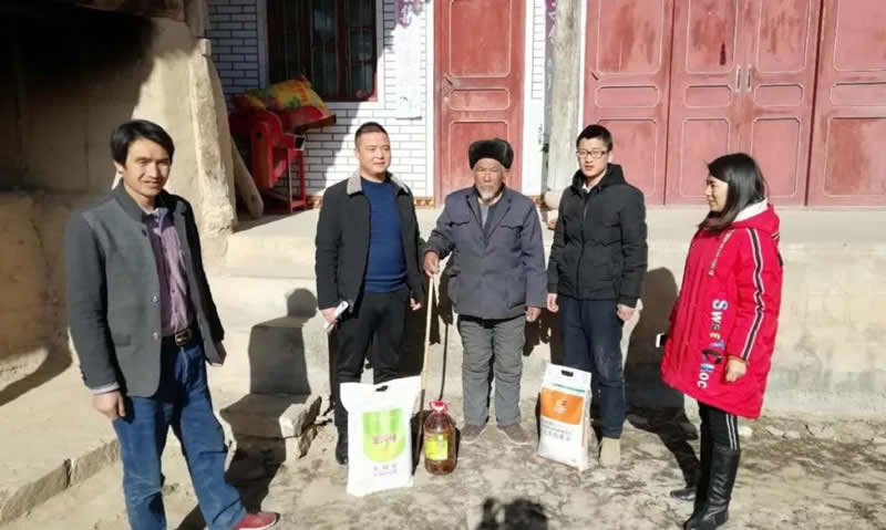 堅(jiān)持精準(zhǔn)幫扶，合力脫貧攻堅(jiān)——市龍江城鄉(xiāng)發(fā)展集團(tuán)、隴南太平洋財(cái)險(xiǎn)公司聯(lián)合開展幫扶文縣橋頭鎮(zhèn)安子坡村2019年春節(jié)慰問活動