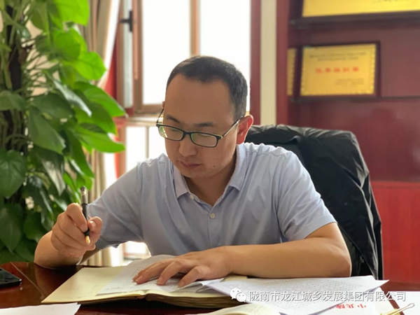 市龍江集團(tuán)“不忘初心、牢記使命”主題教育讀書(shū)班舉行結(jié)班式