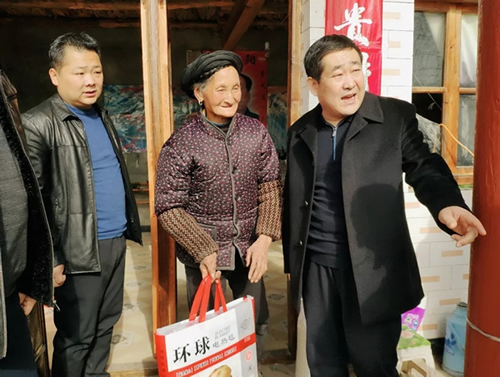 市龍江集團(tuán)在文縣橋頭鎮(zhèn)安子坡村開展“解難題、辦實(shí)事、送溫暖”活動(dòng)