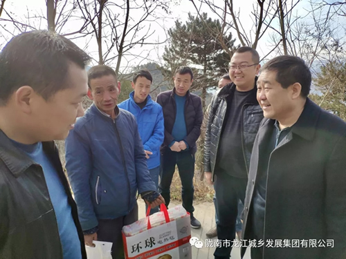 市龍江集團(tuán)在文縣橋頭鎮(zhèn)安子坡村開展“解難題、辦實(shí)事、送溫暖”活動(dòng)