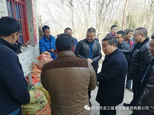 市龍江集團(tuán)在文縣橋頭鎮(zhèn)安子坡村開展“解難題、辦實(shí)事、送溫暖”活動(dòng)