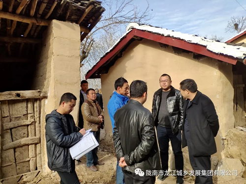 市龍江集團(tuán)在文縣橋頭鎮(zhèn)安子坡村開展“解難題、辦實(shí)事、送溫暖”活動(dòng)