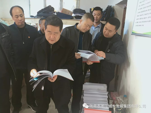 市龍江集團(tuán)在文縣橋頭鎮(zhèn)安子坡村開展“解難題、辦實(shí)事、送溫暖”活動(dòng)